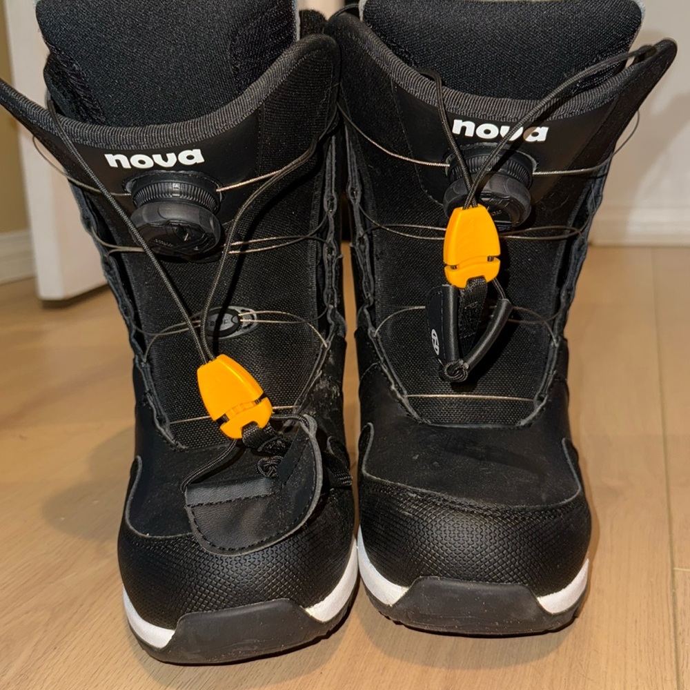 Snowboard boots